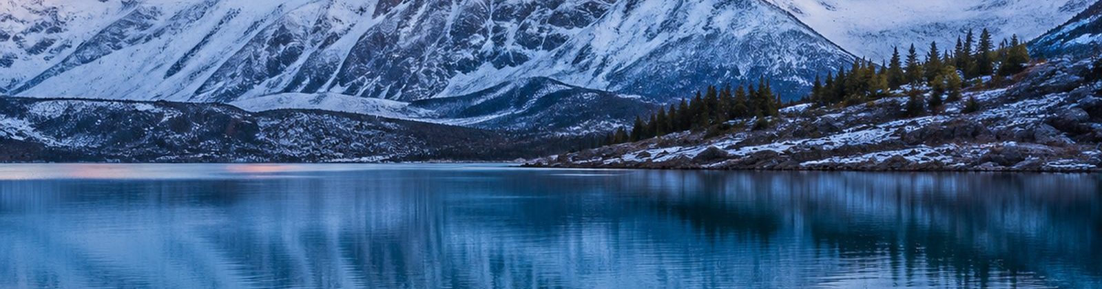 雪山湖泊晨光中的西藏高端旅行风景