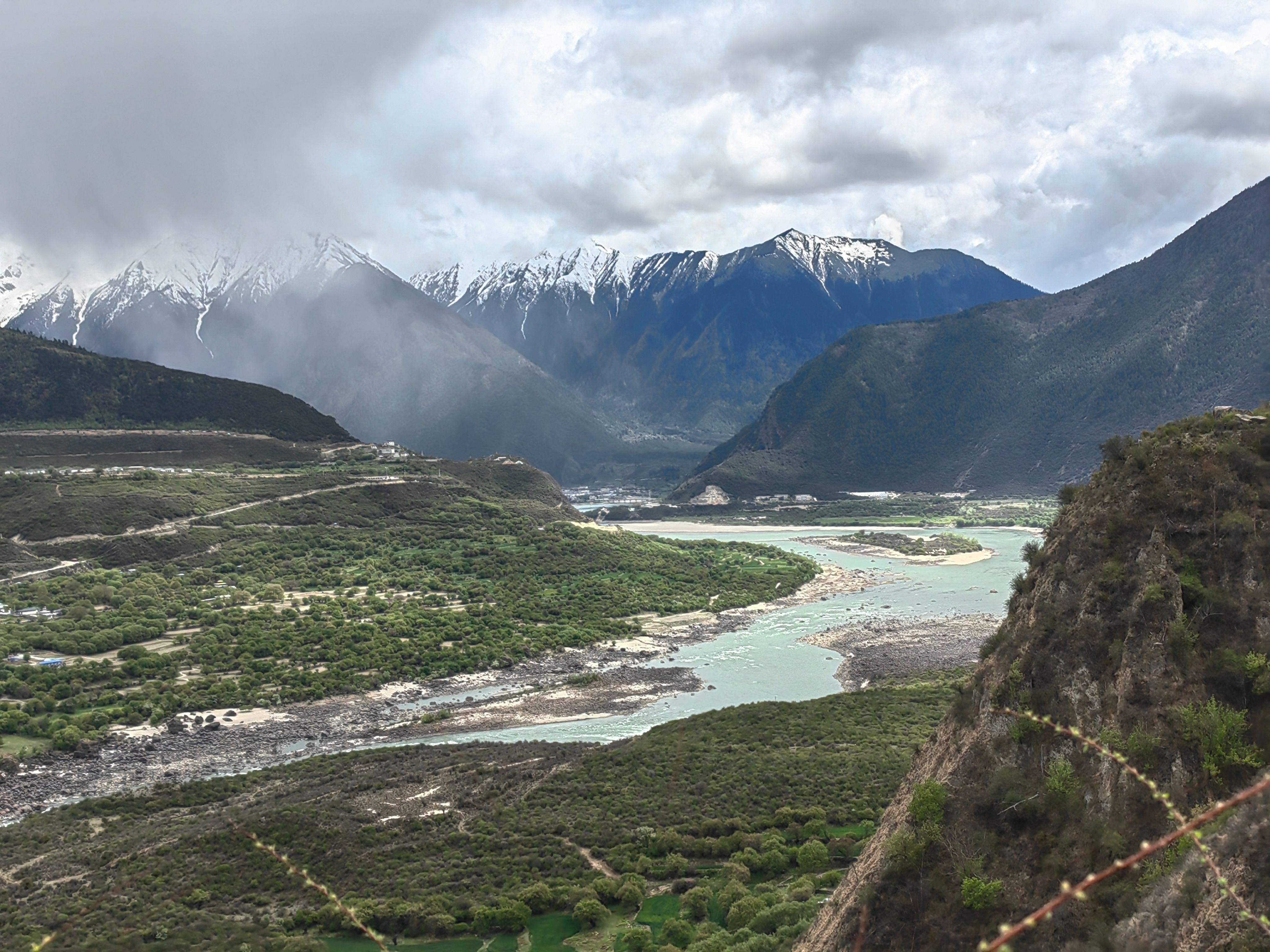 去珠峰、阿里等西藏边境和高海拔地区旅行之前,需要准备哪些身份证件和边防手续,并怎样核对季节道路、车辆补给、住宿海拔、身体状态与返程安全?